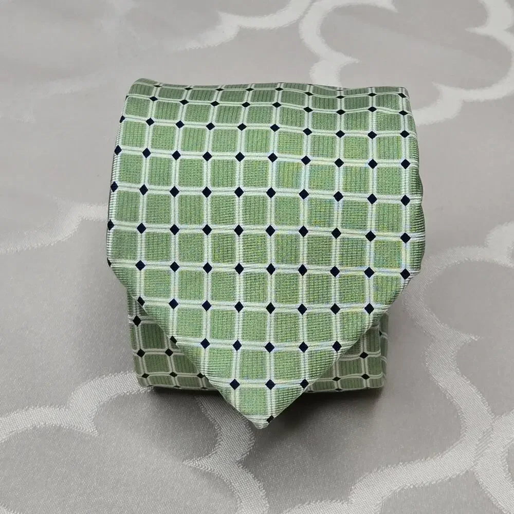 CHAPS Green White & Black Geometric Patterned Silk Tie 48.5in Long x 3in Wide